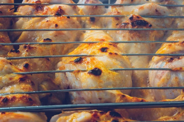 Poulet BBQ rôti sur le gril à charbon chaud, Gros plans, Vue sur le dessus — Photo