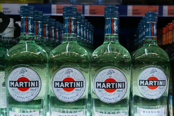 Tyumen, Rusia - avg 27, 2019: Martini Bianco vermut Martini primer plano botellas de bebidas alcohólicas en el mostrador de la tienda — Foto de Stock