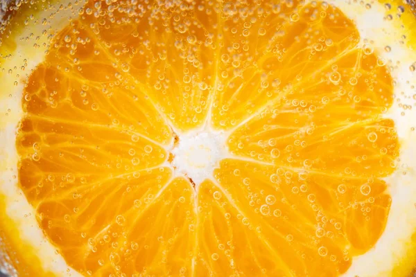 Suculento laranja maduro metade corte closeup, macro, fundo, frutas frescas sob a água, bolhas — Fotografia de Stock