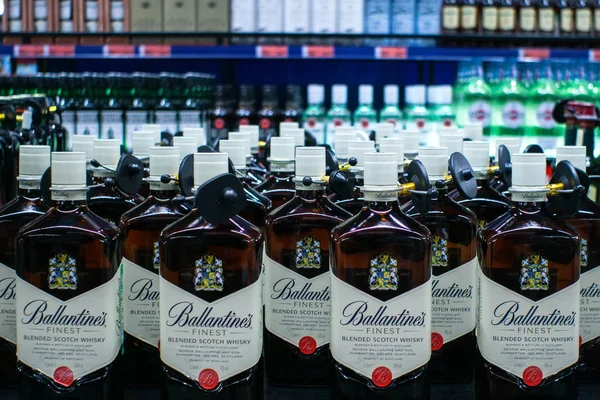 Tyumen, Russie-novembre 05, 2019 : Ballantines whisky on marble stone background.. Ballantines is blended scotch whisky — Photo