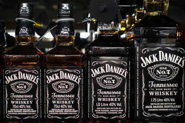 Tyumen, russia-november 05, 2019: Jack Daniels 는 테네시 위스키 브랜드로 세계에서 가장 많이 팔리는 미국 위스키이다. — 스톡 사진