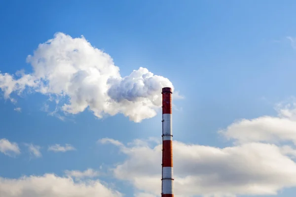 Fabrikrauch gegen den blauen Himmel. das Konzept der Umweltverschmutzung — Stockfoto