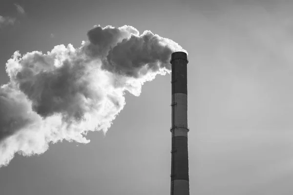 Καπνός εργοστασίου. Έννοια της περιβαλλοντικής ρύπανσης. Ασπρόμαυρη φωτογραφία, ρετρό στυλ — Φωτογραφία Αρχείου