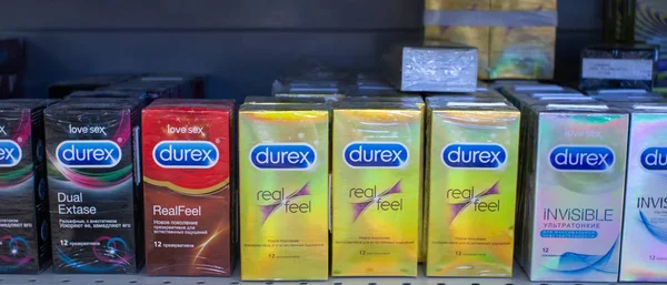 Tyumen, Rusia - 28 de octubre de 2019: condones Durex en los estantes del hipermercado. Equipos de protección individual —  Fotos de Stock