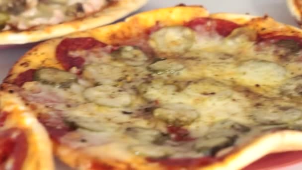 Taze pişmiş sosisli İtalyan ve sebzeli peynirli pizza, yakın plan. — Stok video