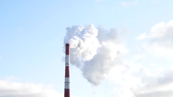 Pfeife mit Rauch gegen den blauen Himmel. das Konzept der Umweltverschmutzung, der Rauch der Anlage. — Stockvideo