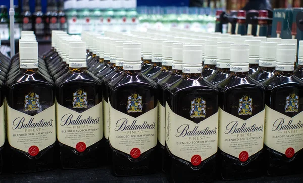 Tyumen, Russie - 20 novembre 2019 : Bouteilles de whisky Ballantines exposées à la vente. Ballantines est une gamme de whiskies écossais mélangés. Vente de boissons alcoolisées dans les hypermarchés Metro — Photo