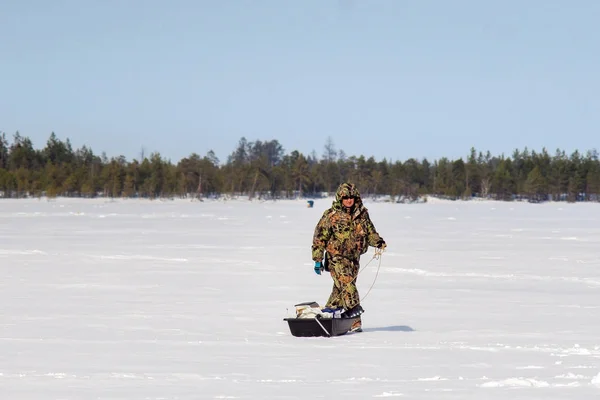 冬の漁師冬の湖を歩く冬の季節、シベリア冬の釣り — ストック写真
