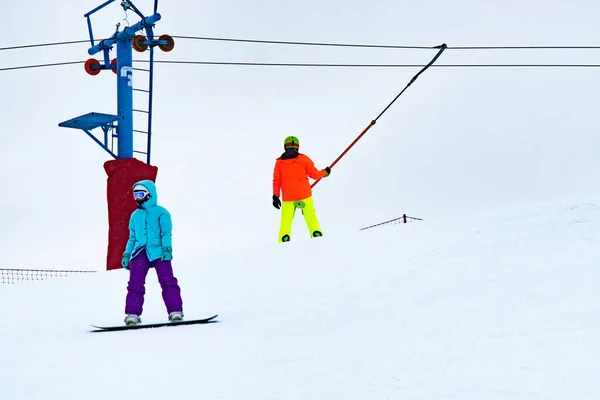 Aufstieg des Snowboardens und Skifahrens im Winter — Stockfoto