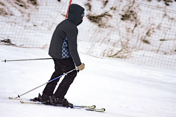 Le skieur descend rapidement la pente. Trafic, sports d'hiver, divertissement d'hiver, mise au point sélective . — Photo
