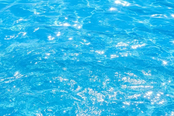 Niebieski i jasny basen woda z odbiciem słonecznym, woda fala ruchu i delikatna fala w basenie — Zdjęcie stockowe