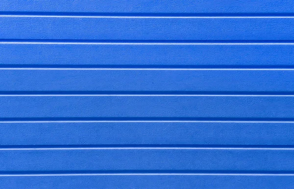 Textur Kunststoff hellblau mit horizontalen Streifen. Zaunoberfläche, blaue Farbe. — Stockfoto