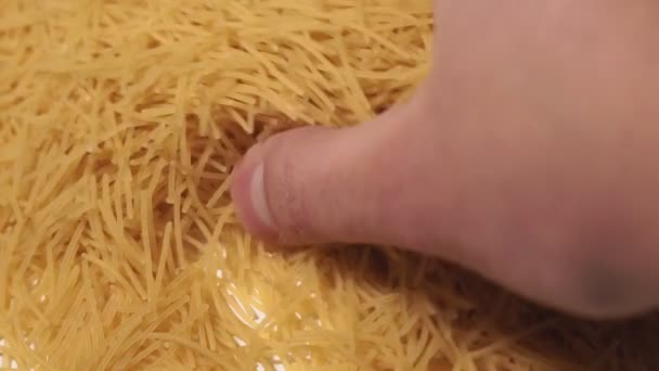 Macaroni close-up macro. stelletje ongekookte noedels. — Stockvideo