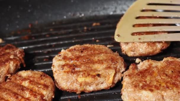 Gebratene Hamburger-Patties aus nächster Nähe. Lebensmittelzubereitung — Stockvideo