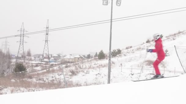 La gente esquía por la montaña en invierno . — Vídeos de Stock