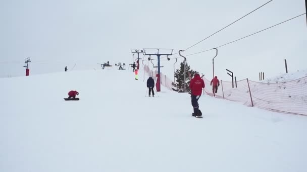 Tyumen, Russia-12.20.2019: Ski resort . using ski T-bar lift on snow slope at winter. — Stock Video
