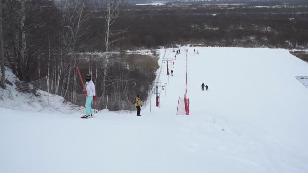 Tyumen, Russia-12.20.2019: Ski resort . using ski T-bar lift on snow slope at winter. — 비디오