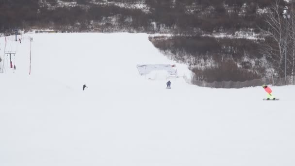 People ski down the mountain in winter. — 비디오