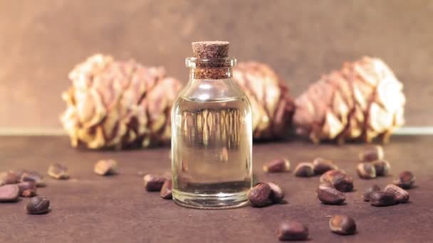 Gros plan sur l'huile de noix de pin. focalisation sélective. utilisation de l'huile en cosmétologie, diététique, produits utiles — Video