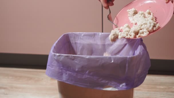 Throws food in the trash porridge barley bones from the Turkey. spoiled foods, Throwing away meal — Stock Video
