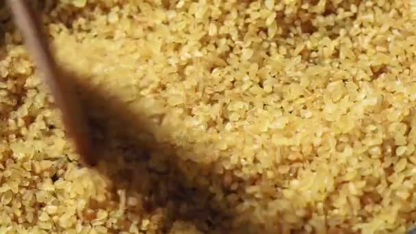 Sémola amarilla bulgur, una vista de cerca del trigo. sémola de trigo cocido, seco y triturado — Vídeos de Stock