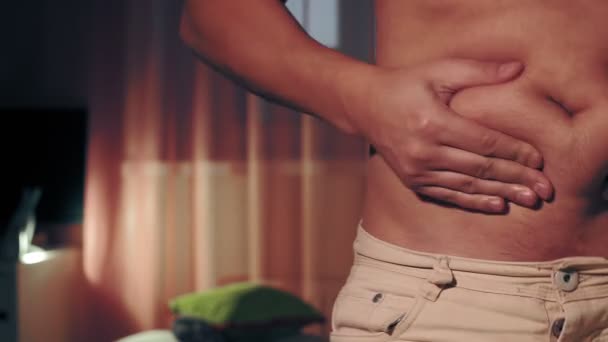 Obézní mužské břicho zblízka. dotýká břicha a třese tukovými záhyby, koncepce špatného jídla a pití piva. — Stock video