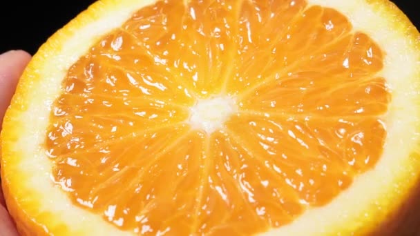 Naranja rebanada primer plano. fruta jugosa para el jugo luz brillante — Vídeo de stock