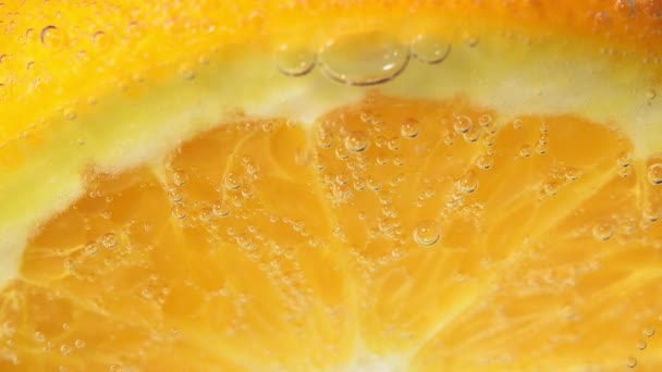 Jugosa fruta cítrica naranja primer plano bajo el agua con burbujas. preparación de jugos y bebidas — Vídeos de Stock