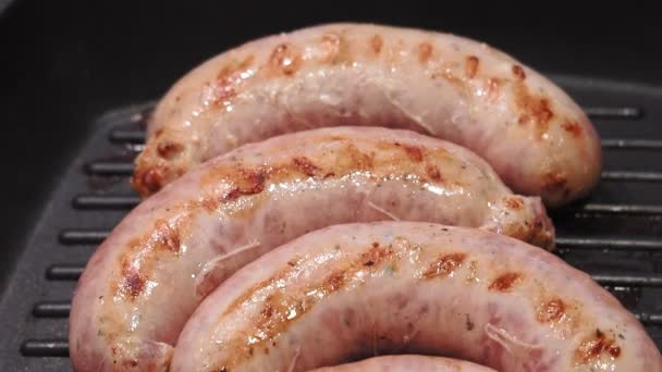 Kiełbasa na patelni, gotowanie w makro widok, grill i Niemcy śniadanie — Wideo stockowe