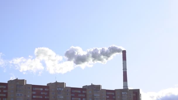 Tubos de plantas com fumaça branca no céu azul, torres de plantas químicas de usina nuclear contra o céu azul. Poluição aérea — Vídeo de Stock