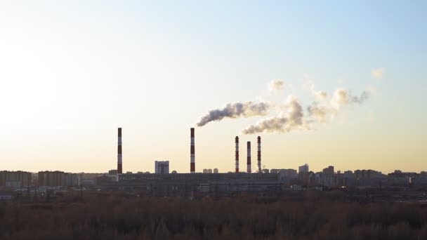 Rauch aus den Fabrikschornsteinen. Konzept der Umweltverschmutzung. Stadtlandschaft am Abend — Stockvideo