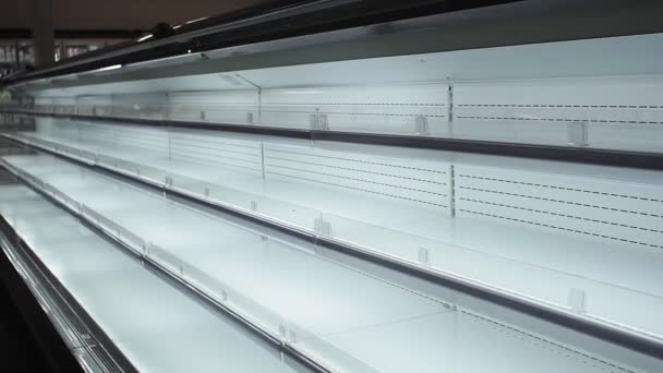 Estantes blancos vacíos en una tienda, supermercado — Vídeos de Stock