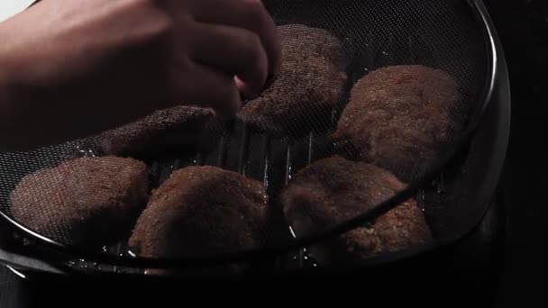 Escalopes frites sur une poêle à griller gros plan. faire des hamburgers faits maison — Video