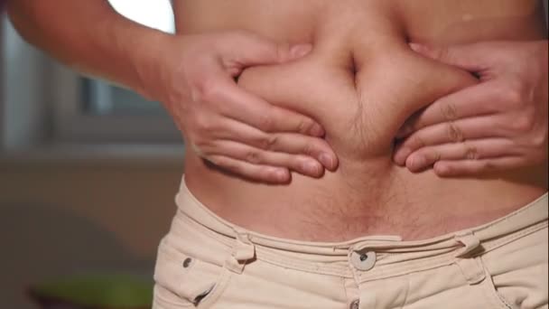 Tlusté břicho. Muž s nadváhou břicha. Koncept hubnutí. selektivní zaměření — Stock video