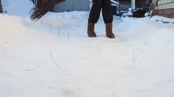 Αφαίρεση χιονιού από το δρόμο με σκούπα. κρύα χειμωνιάτικη μέρα. Έννοια της εργασίας, χειμώνας — Αρχείο Βίντεο