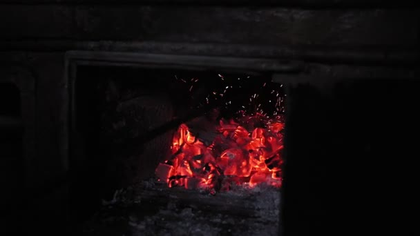 A szén átmegy a kemencében. Orosz tűzhely, kandalló, szelektív fókusz — Stock videók