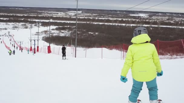 Esquiadores y snowboarders montar en pistas alpinas nevadas. Las vacaciones de invierno. Esquiador de ropa deportiva. Hermosa naturaleza — Vídeos de Stock