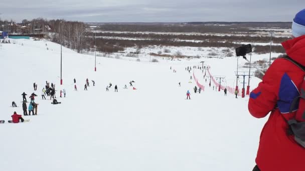 Snowboardowy blogger wideo robi sobie zdjęcia przed kamerą. sporty zimowe, rozrywka zimowa — Wideo stockowe