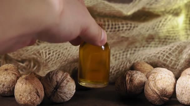 Olio cosmetico da noci primo piano. concentrazione selettiva. Olio per cosmetici, per il viso, oli per aromaterapia — Video Stock