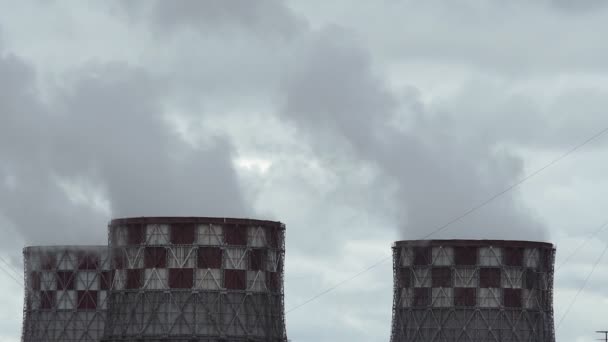 Завод электростанции крупным планом. выпускает пар в воздух. концепция загрязнения атмосферы. Тепловые и электростанции в пасмурный день — стоковое видео