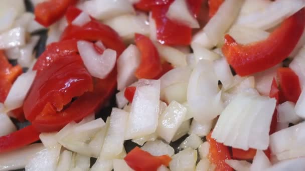 Gehackte Zwiebeln, Paprika in Pflanzenöl in der Pfanne gebraten. Braten auf glühend heißer Pfanne. — Stockvideo