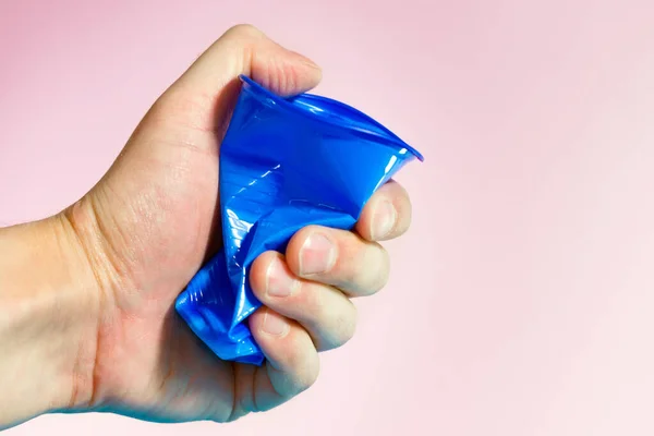 Einweg-Plastikbecher in der Hand. das Konzept der Abkehr von Plastik. Einweg-Geschirr Kunststoff Freiheit — Stockfoto