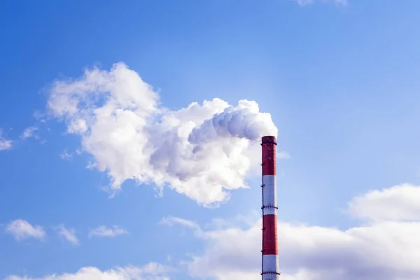Rurki instalacyjne z białym dymem na błękitnym niebie, wieże zakładów chemicznych elektrowni jądrowej przeciwko błękitnemu niebu. Zanieczyszczenie powietrza — Zdjęcie stockowe