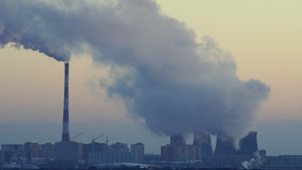 Pollution environnementale. fumée des tuyaux des usines close-up — Video