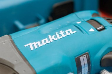 Tyumen, Rusya-20 Ocak 2020: Makita şirketinin logosu, profesyonel elektrikli aletler ve benzin araçları üreten bir Japon şirketi.