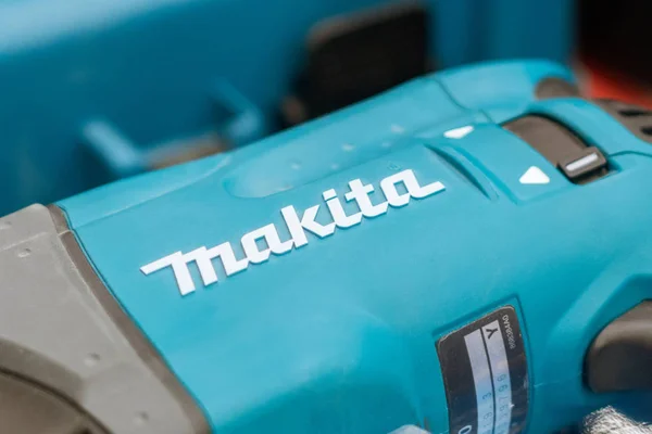 Tyumen, Rusia-20 de enero de 2020: el logotipo de la empresa MAKITA, una empresa japonesa que produce herramientas eléctricas profesionales y herramientas de gasolina —  Fotos de Stock