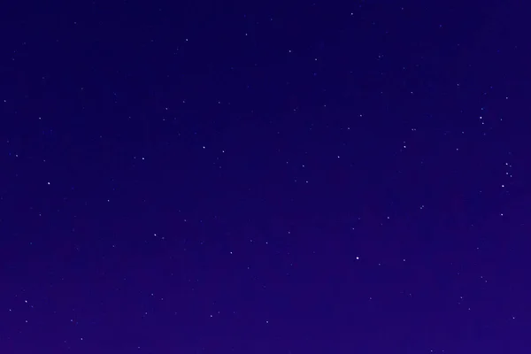 Cielo azul oscuro con muchas estrellas. textura de fondo, abstracción cielo nocturno — Foto de Stock