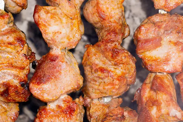 Pedaços de carne grelhados nas brasas de perto — Fotografia de Stock