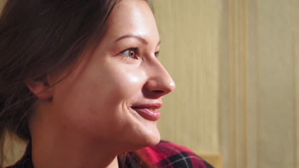 Retrato de uma jovem em casa close-up — Vídeo de Stock