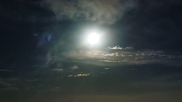 Sternenhimmel fliegende Sterne am schwarzen Himmel fliegende Wolken heller Mond Zeitraffer 4 k — Stockvideo